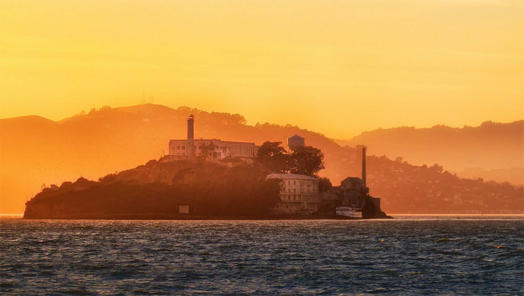 Prison Alcatraz au coucher de soleil